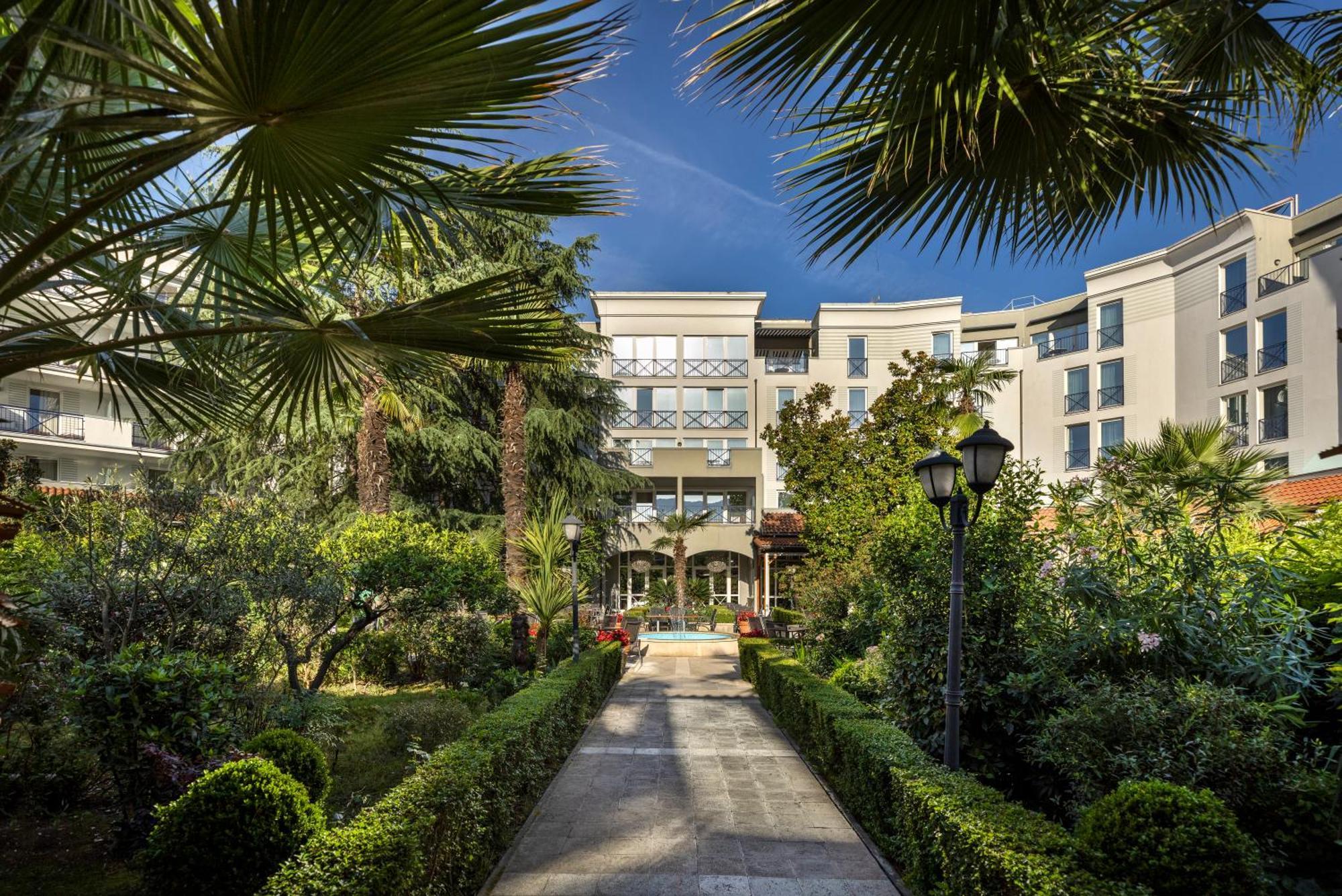 Rogner Hotel Tirana Exterior photo The main entrance of the hotel