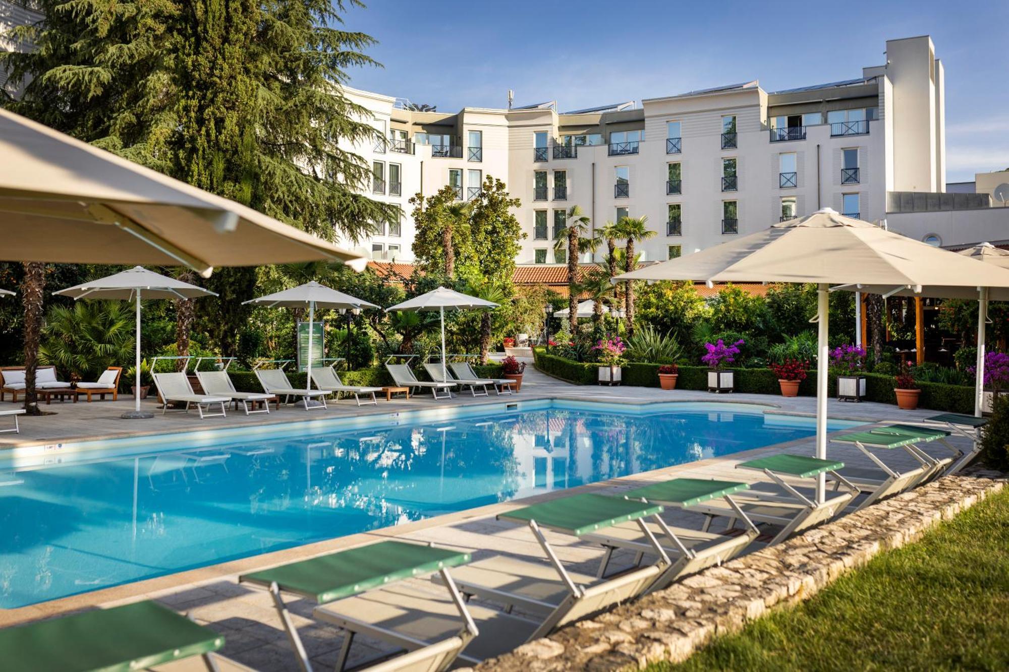 Rogner Hotel Tirana Exterior photo The swimming pool at the hotel